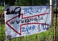 ukazatel směru na start závodu od vlaku